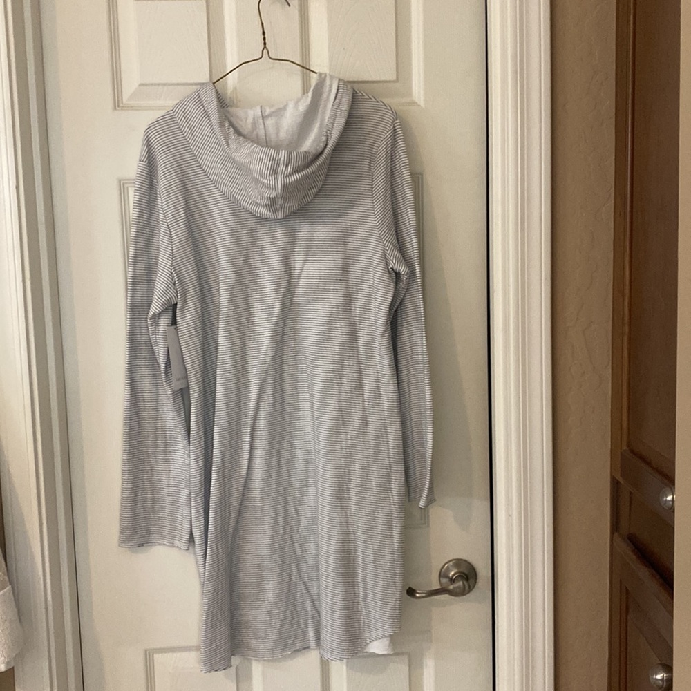 Karen Kane hooded casual dress with front pocket - Picture 3 of 5